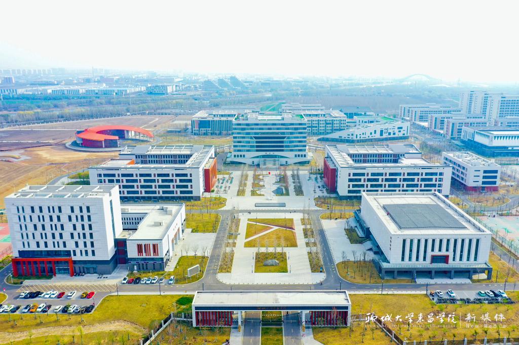 “学校走访慰问老党员并颁发“光荣在党50年”纪念章