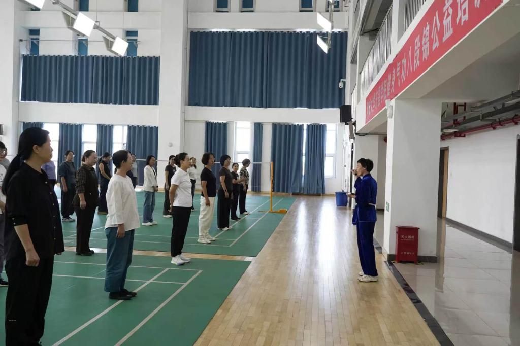 “学校开展教职工八段锦培训活动