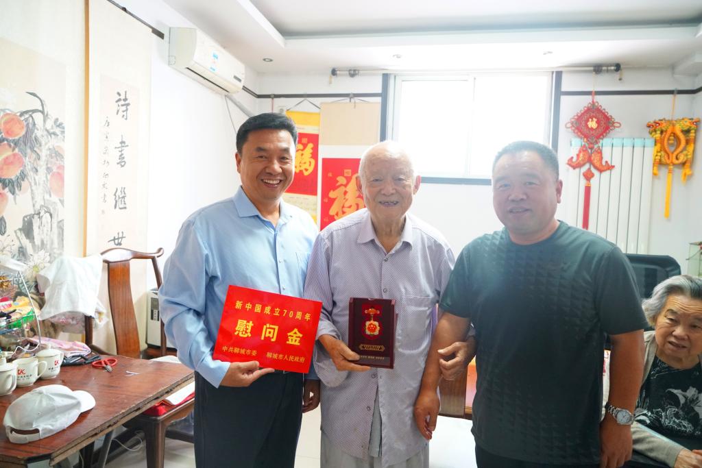 我院两名离休干部荣获 “庆祝中华人民共和国成立70周年纪念章”