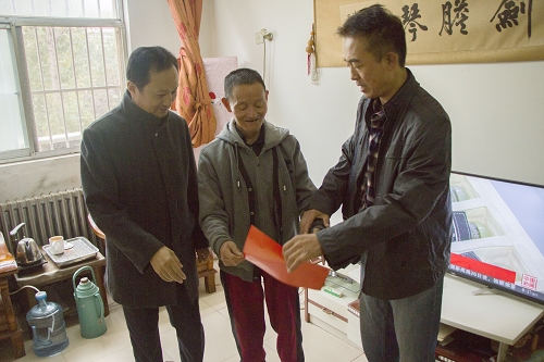 关爱困难教职工  爱心帮扶显真情